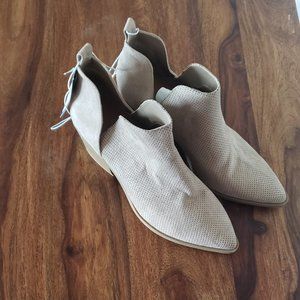 Universal Thread Cari Bootie in Taupe Size 10